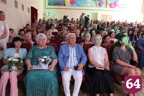 В Энгельсском доме-интернате поздравили сотрудников с профессиональными праздниками